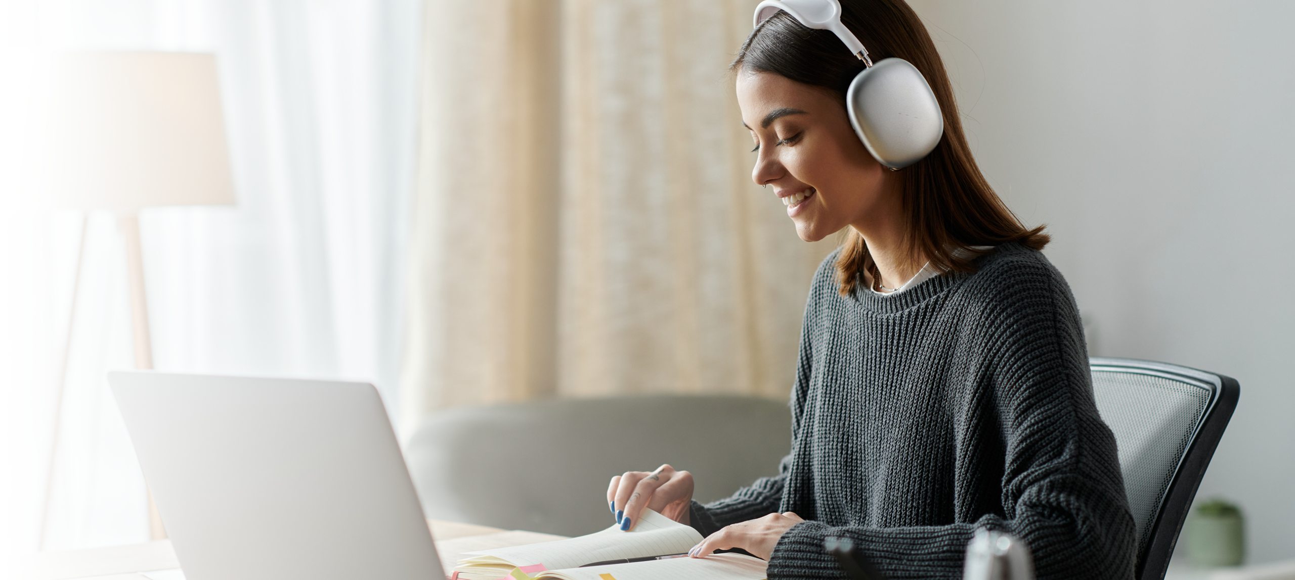 Étudiante souriante tenant ses cahiers, prête pour le Bac Français
